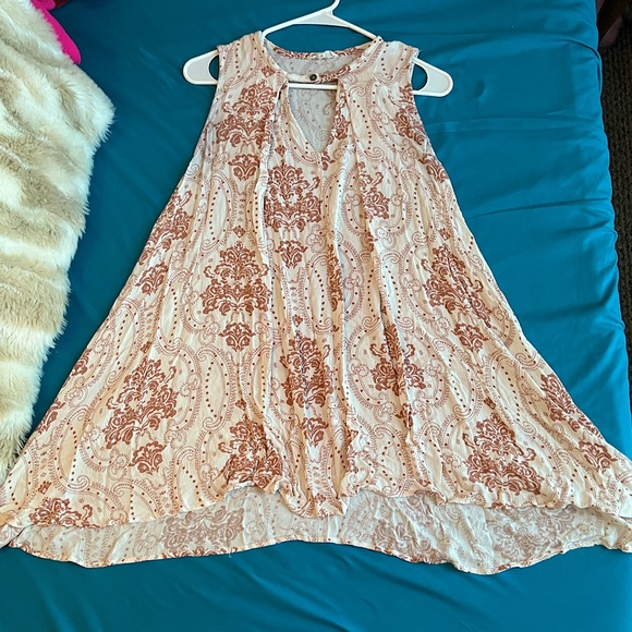 Cute Sleeveless top with front cutout flared bottom blouse size Small - Picture 3 of 16